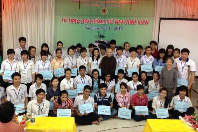 hoc bong chua Long Phuoc.jpg