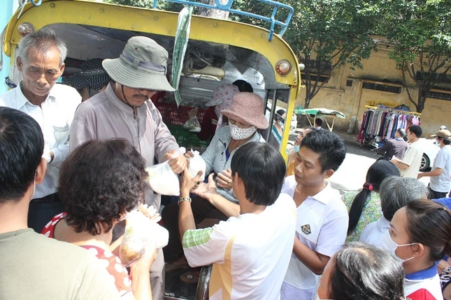 phat com tu thien.JPG