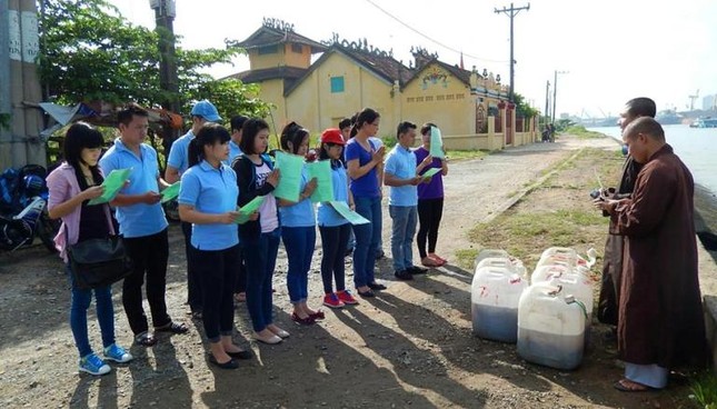 TP.HCM: Chùa Hải Quang tặng cháo, phóng sanh ảnh 1 phong sanh.jpg