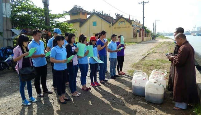 TP.HCM: Chùa Hải Quang tặng cháo, phóng sanh ảnh 1 phong sanh.jpg