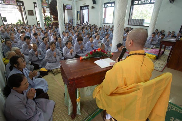 Gần 2.000 Phật tử về chùa Bà Đa tu Bát quan trai ảnh 1 ba da.jpg