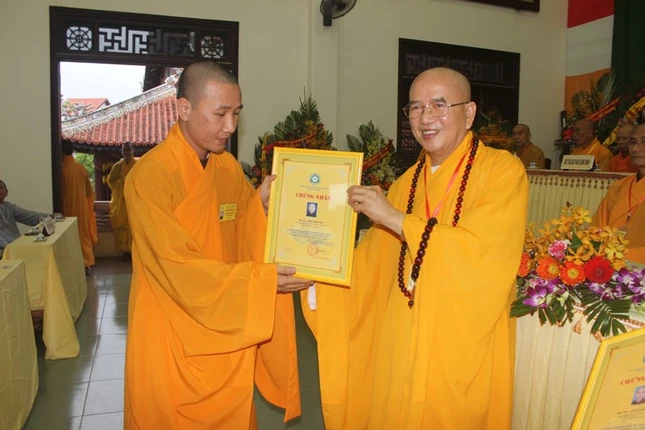 trao bu1EB1ng cho tu0103ng ni khu00F3a hu1ECDc.jpg