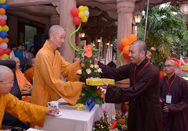 Trao Hoc Bong (11).JPG