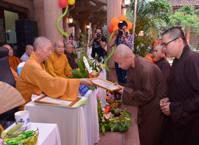 Trao Hoc Bong (15).JPG