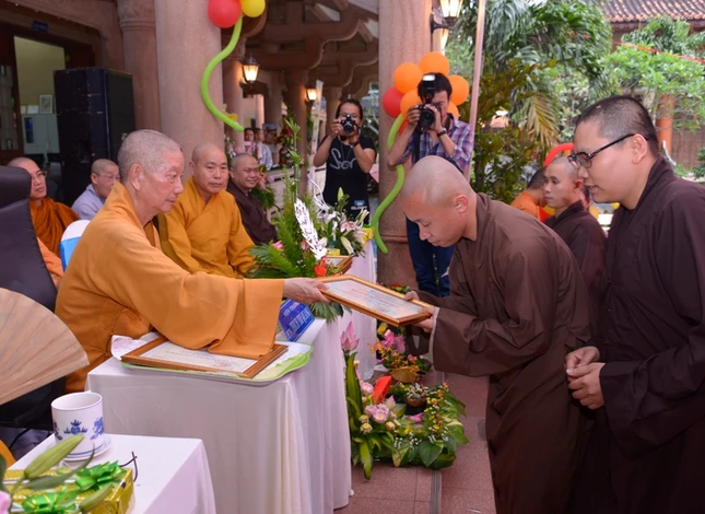 Trao Hoc Bong (15).JPG