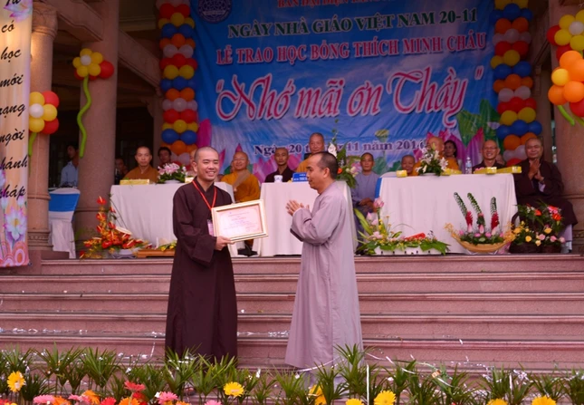 Trao Hoc Bong (18).JPG