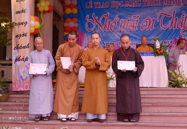 Trao Hoc Bong (20).JPG