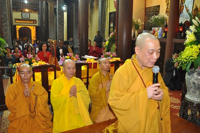Chú rể ngoại, cô dâu Việt hằng thuận tại chùa ảnh 4 ch Bang 4.jpg