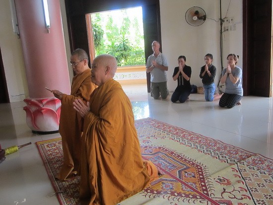 Một người Thụy Điển quy y tại tịnh xá Ngọc Sơn ảnh 1 QY5.jpg