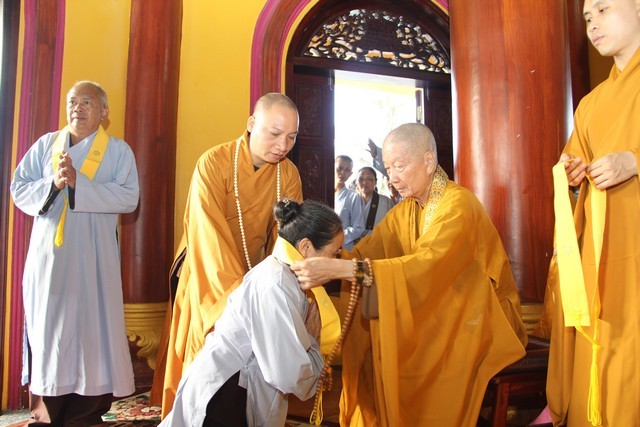 HT.Thích Trí Quảng trao pháp y cho các Phật tử đạo tràng Pháp Hoa chùa Phúc Lộc