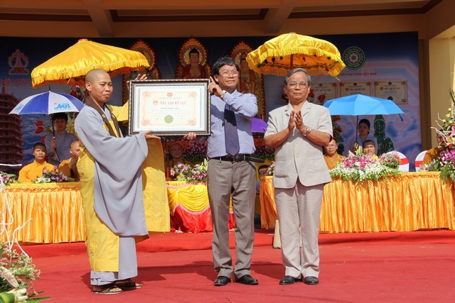 Ông Trịnh Thúc Huỳnh, nguyên Giám đốc NXB. Chính trị Quốc Gia, Phó chủ tịch Tổ chức Kỷ lục Đông Dương trao Kỷ lục đến sư cô Thích Đàm Vân.