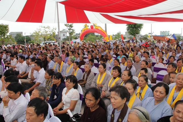  Rất đông Phật tử về chùa Phúc Lộc dự lễ