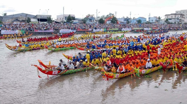 Ý nghĩa Văn hóa - Tâm linh của Lễ Ôc Ombok ảnh 1 dua-ghe-ngo.jpg