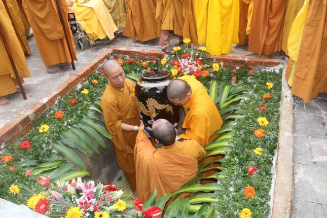 49 ngày ON V MINH026.JPG