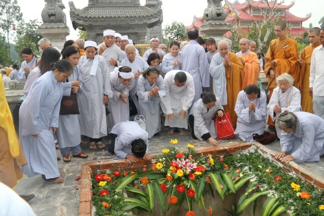 49 ngày ON V MINH031.JPG