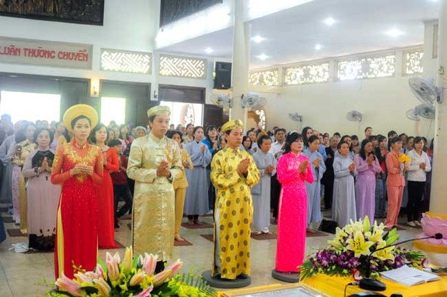 Hai đôi tân hôn cùng làm lễ cưới tại chùa ảnh 1 1hoang phap2.jpg