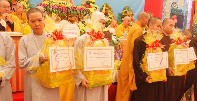 Kỷ niệm 20 năm thành lập Trường TCPH tỉnh TT-Huế ảnh 3 hue5.jpg