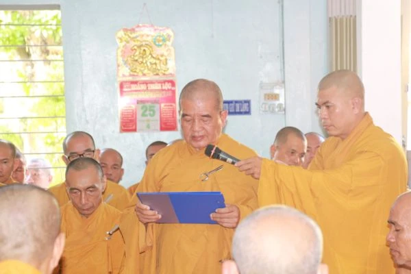 Vĩnh Long: Lễ Đại tường cố HT.Thích Đắc Pháp ảnh 4 son thang 4.jpg