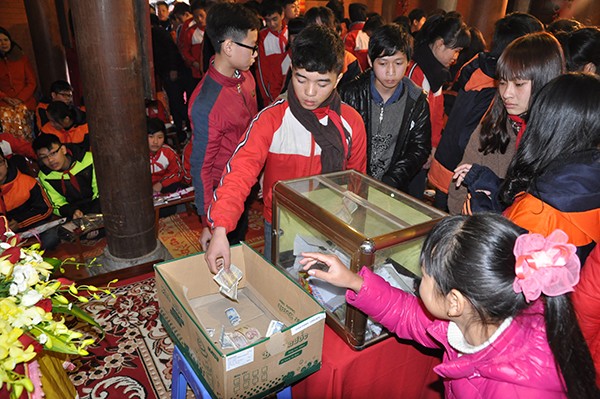 180 em học sinh về chùa Thành học kỹ năng ảnh 3 anh chua Thanh 3.jpg