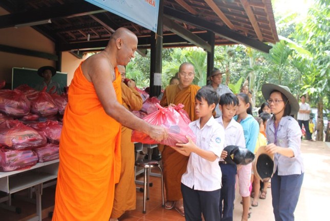 Tịnh An Lan Nhã khánh thành khu giảng đường ảnh 3 truong-lao-Sri-Saranankara tang qua cho cac hs ngheo hieu hoc-.jpg