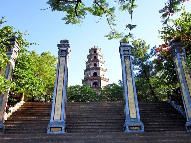 Chùa_Thiên_Mụ_ở_Huế.jpg