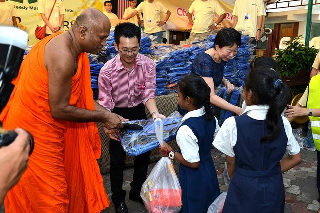 10.000 em học sinh nghèo được tặng đồ dùng học tập ảnh 1 Malaysia.jpg