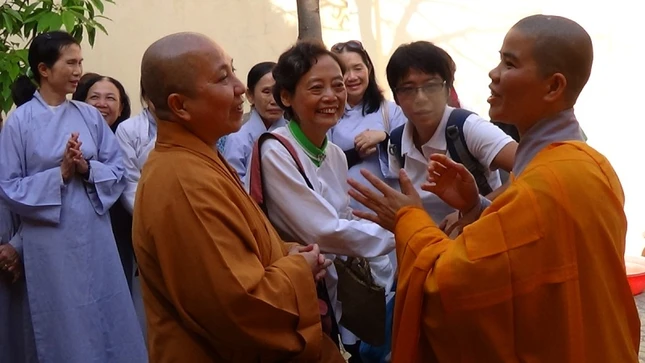 Đà Nẵng: Phật tử Đài Loan cúng dường chư Ni ảnh 1 dna.JPG