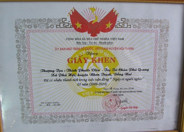 Cúng dường, tặng quà Tết, xây nhà tình thương... ảnh 2 Gi_y khen _nh V_n Phinjpg.jpg