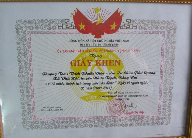 Gi_y khen _nh V_n Phinjpg.jpg