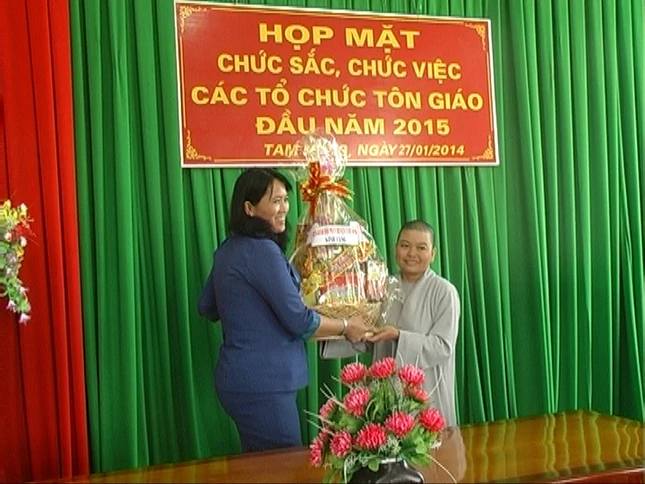 Trao qua mung Xuan At Mui 2015.jpg