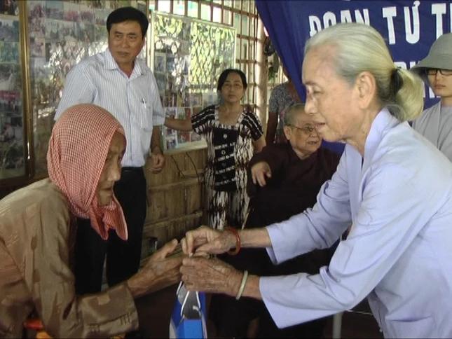 trao qua tet cho ho ngheo 2.jpg