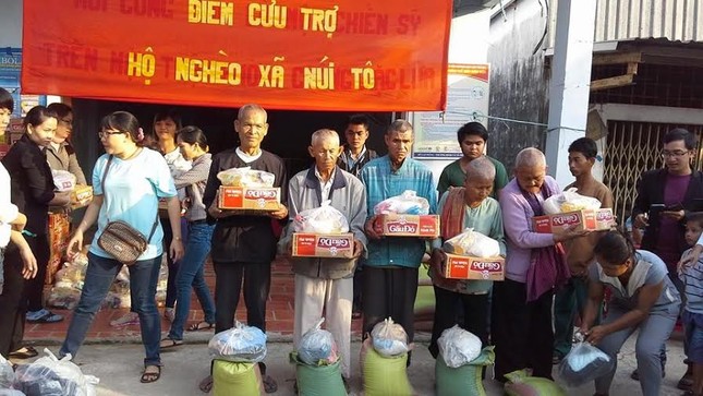 Các chùa, tịnh xá, nhóm từ thiện tặng quà Tết ảnh 6 hanh tam.jpg