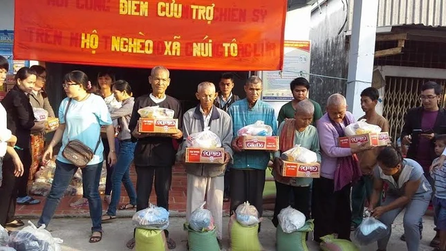 Các chùa, tịnh xá, nhóm từ thiện tặng quà Tết ảnh 6 hanh tam.jpg