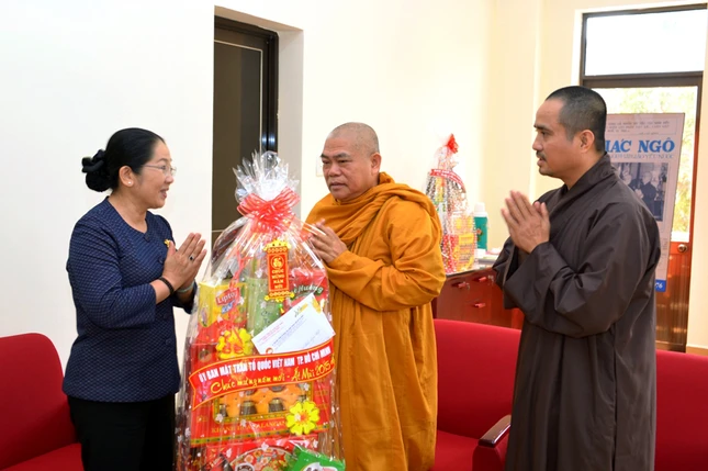 UBMTTQVN chuc Tet (1).JPG