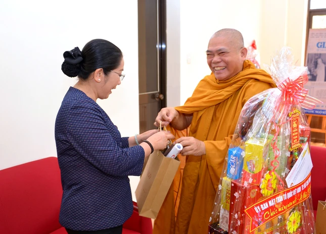 UBMTTQVN chuc Tet (2).JPG