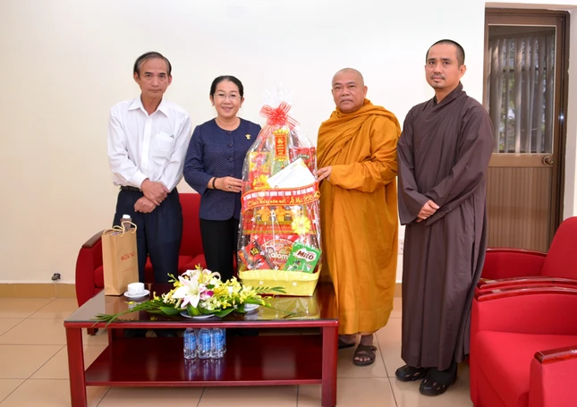 UBMTTQVN chuc Tet (3).JPG