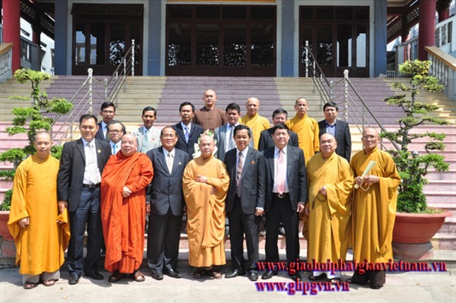 Bộ Nghi lễ và Tôn giáo Campuchua thăm GHPGVN ảnh 6 bolenhicampuchia2015-1.jpg