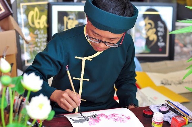 TP.HCM: Rộn ràng phố ông Đồ ở NVH Thanh Niên ảnh 2 FB DSC_0365.jpg