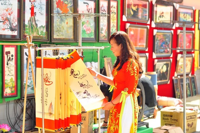 TP.HCM: Rộn ràng phố ông Đồ ở NVH Thanh Niên ảnh 7 FB DSC_0378.jpg