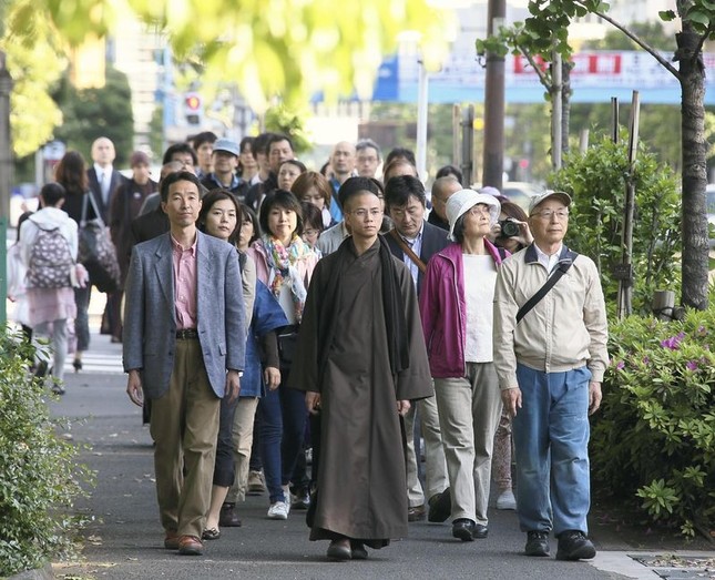 Thiền hành trên phố Minato, Tokyo.jpg