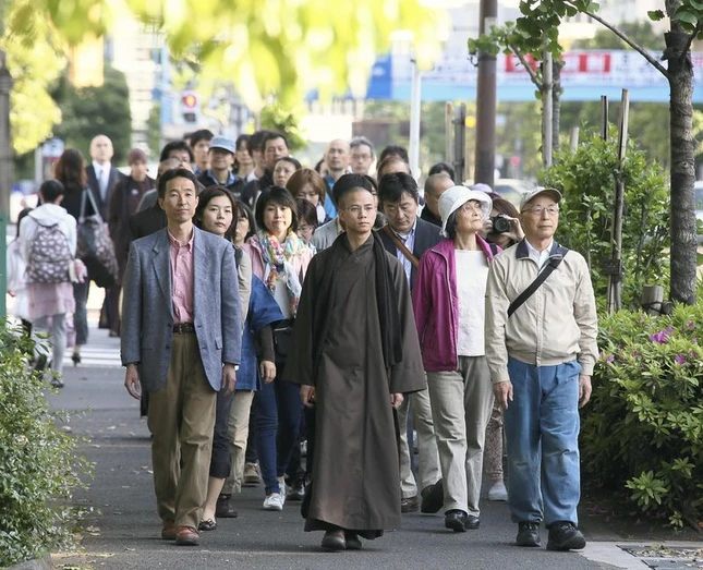 Thiền hành trên phố Minato, Tokyo.jpg