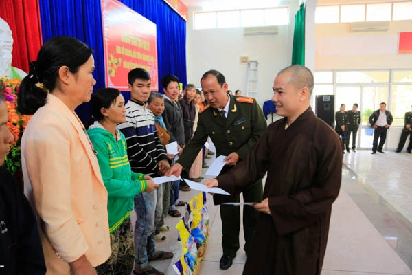 Chùa Bà Đa (Đà Nẵng) mang Tết đến cho nhiều người ảnh 3 _MG_5063.jpg