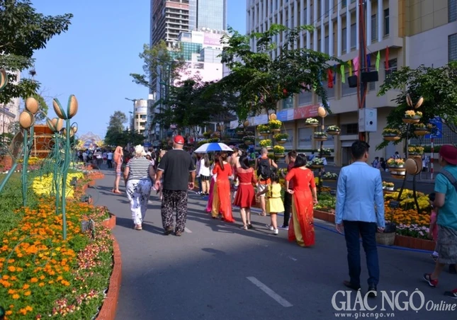 Ngày & đêm ở đường hoa Tết Ất Mùi tại Sài Gòn ảnh 17 anh bt04.jpg