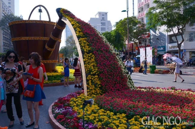 Ngày & đêm ở đường hoa Tết Ất Mùi tại Sài Gòn ảnh 18 anh bt05.jpg