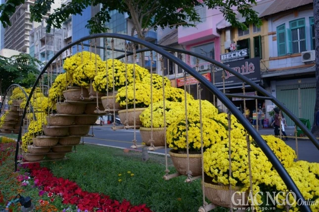 Ngày & đêm ở đường hoa Tết Ất Mùi tại Sài Gòn ảnh 25 anh bt06.jpg