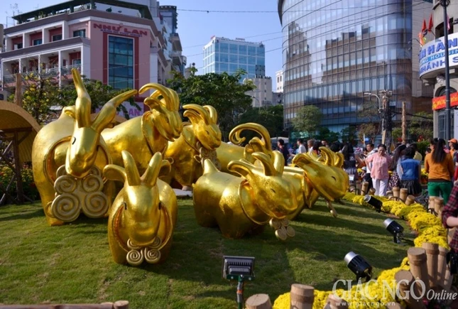 Ngày & đêm ở đường hoa Tết Ất Mùi tại Sài Gòn ảnh 27 anh bt08.jpg