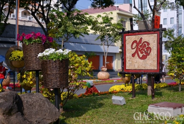 Ngày & đêm ở đường hoa Tết Ất Mùi tại Sài Gòn ảnh 26 anh bt12.jpg