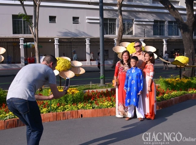 Ngày & đêm ở đường hoa Tết Ất Mùi tại Sài Gòn ảnh 19 anh bt16.jpg