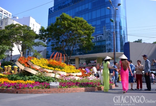 Ngày & đêm ở đường hoa Tết Ất Mùi tại Sài Gòn ảnh 23 anh bt31.jpg