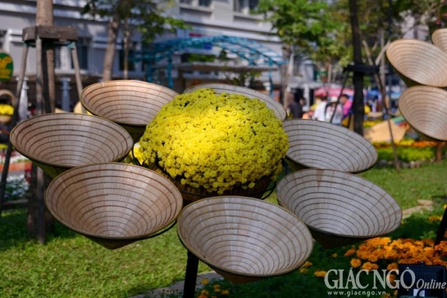 Ngày & đêm ở đường hoa Tết Ất Mùi tại Sài Gòn ảnh 31 anh bt32.jpg